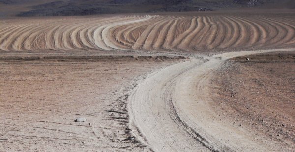 Nájezd na desetiproudou dálnici.